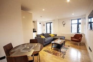 2 Bedroom, 2 Bathroom Apartment with Balcony in Hoxton, Zone 1, Sleeps 6