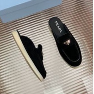 For men and women. Semi-loafers. The vamp has a pinch joint design. The facade is decorated with ena