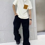 ✉LOEWE Luo Wei Chun Xia เสื้อยืดแขนสั้นสำหรับผู้ชายคอกลมพิมพ์ลายกระเป๋าหนังหน้าอกมีความหมายใหม่