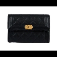 Chanel 荔枝紋黑金Boy款中夾