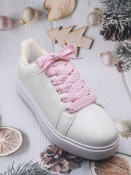 1雙粉色棋盤格紋休閒運動鞋，色彩鮮豔，並附有發光鞋帶效果