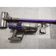 Dyson V10 vacuum cleaner (second hand)/Pembersih vakum Dyson V10 (terpakai)