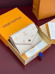 LOUIS VUITTON Victorine LV短款折疊銀包 卡包 品牌印花Logo金色硬件 壓花粒面牛皮 錢包 女款 粉色 情人節 生日禮物