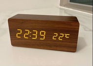 (超抵大平賣100%全新)(多色可選!)電子木質時鐘深木色鬧鐘日期時間溫度LED夜光聲控用電池