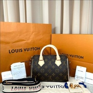 LV路易威登speedy20 經典老花 黑粉色可調節肩帶 五金亮亮的 容量很合適 手提單肩斜挎都可以 百搭不挑人 日常出門、逛街都很實用～