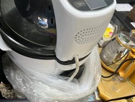 垣の球型旋轉翻炒氣炸鍋 會自動翻炒的氣炸鍋 九成新配件齊全 些許使用痕跡 如果再洗一下 會非常乾淨 基本上是用好就放著了