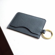 藍色皮革卡包，附鑰匙圈、房門鑰匙、門禁卡包