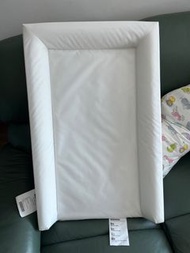 IKEA 嬰兒換尿布墊