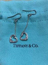 6.9折出售Tiffany 官網仍在販售的二手正品，原價19320 Elsa Peretti® 系列Open Heart Drop Earrings敞開心形吊式耳環 2/18/2024剛送Tiffany店做清洗，因為ㄧ個耳勾不見了，所以重新買了一份新耳勾（$75美金2400台幣）附單據證明是正品。附原廠防塵袋及購物袋。Tiffany 官網此耳環售價美金550+稅，約19320台幣