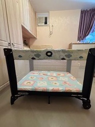 Graco Pack 'n Play 系列的便攜式嬰兒遊戲床（Playard）Carnival
