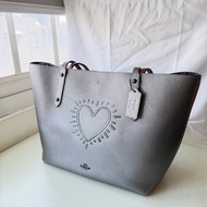 ［全新閒置品］Coach × Keith Haring 限量聯名款愛心壓紋托特包Market Tote