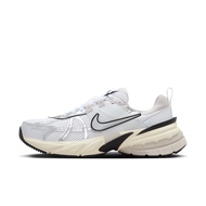 Nike | รองเท้ากีฬาผู้หญิงสะท้อนแสงพร้อมระบายอากาศ NIKE V2K RUN FD0736