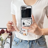 Ốp Lưng Gía Đỡ Snoopy Cho Samsung Galaxy Z FLIP 7 / Z FLIP 6 / Z Flip 5 / Z Flip 4 Kèm Dây Xỏ T