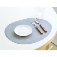 Stable silicone oval table mat (42 cm x 33 cm dark gray)