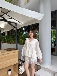 Wclothes Blanc Top (พร้อมส่ง) เสื้อแขนยาวชายระบาย ตัดต่อลูกไม้ ผ้าพลิ้วใส่สบาย มีซับในอีกชั้นช่วงตัว