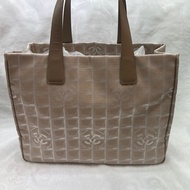 香奈兒（Chanel）的冰格旅行系列（New Travel Line）托特包。XA371