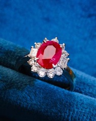新品超抵！ 2.045ct Burma Ruby Ring！ 簡約高貴經典款緬甸紅寶戒指💍！ 緬甸紅寶石2.045ct，稀有高貴產地Burma 🇲🇲！ 緬甸特有高飽和鮮紅濃郁鴿血紅色tone😍！ 簡約