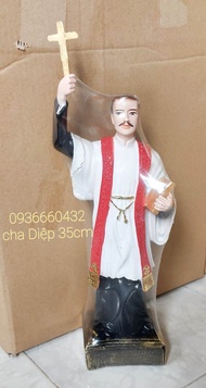 Tượng Cha Trương Bửu Diệp (Cha Diệp) 35cm( tay giơ thánh giá) áo trắng khăn đỏ - Tượng công giáo com