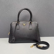 Prada • 經典黑金牛皮 貝殼包