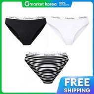 Calvin Klein | กางเกงชั้นในผู้หญิง ทรงบิกินี่ ซีรีส์ Carousel คอตตอน สเปนเด็กซ์ 3 ชิ้น สีดำ/ขาว/ลายท