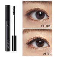 New model Misha 4D Mascara