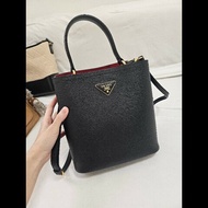法式優雅 🖤 ❤️Prada 經典黑紅撞色水桶包