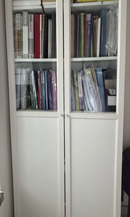 白色玻璃門書櫃