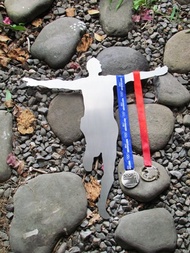 5948不鏽鋼獎牌架，彰顯人生擁有特別意義的時刻，獎章掛架紀念章展示架，空間規劃、裝潢設計，304不銹鋼製作。路跑、單車、鐵人