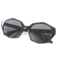 成色極佳：Oliver Peoples OV5511SU KHAITE 幾何太陽眼鏡，黑色和金色鏡框，黑色鏡片，尺寸 57□19 145。包含包裝盒、防塵袋和眼鏡盒。義大利製造。