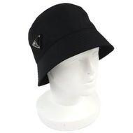 PRADA 2023 RE-NYLON 漁夫帽，成色極佳，飾有三角形標誌和三角形Plate，M 碼，黑色，附防塵袋。正品，義大利製。