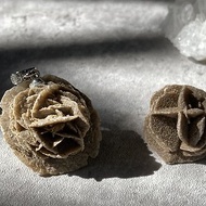 【摩洛哥沙漠玫瑰石。千層玫瑰吊墜】單品保證、僅一件、沙漠礦石