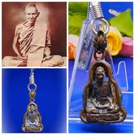 泰国传奇九大圣僧之一,大名赫赫龙婆登(灭魔刀神僧之称)圣物,佩戴式小金身,附送不锈钢佛牌扣（如图）,可直接佩戴Top Monk Lp Derm Roop Lor(Free Amulet Pin),