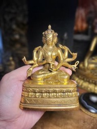 清代蒙古扎派銅鎏金尊勝佛母造像。佛像做工精美，開臉漂亮，每一處細節都展現出工匠的