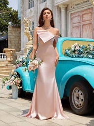 女士單肩粉色伴娘禮服，配有蝴蝶結和魚尾擺線條設計