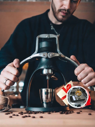 เครื่องทำกาแฟ Espresso แบบกดมือ ROK ขนาดเล็กสำหรับใช้ในบ้านและกลางแจ้ง พร้อมเครื่องดื่มแบบมือถือ