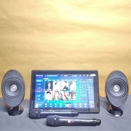 近全新2TB 五合一音王InAndOn 卡拉OK點歌機&英國名牌流線靚仔外型又靚聲KEF同軸小型喇叭(每邊max100w)非常靚聲'吾唱k聽歌都非常正!原裝無線咪兩支！無需安裝即唱！