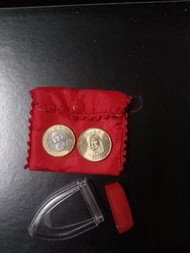 ✴️2枚一起割愛~用金飾紅飾袋裝出)中華民國90年發行的莫那魯道20元紀念幣+111年品項很亮50元硬幣