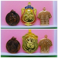 原价:RM186福利价:RM98大福利配套(3样聖物一起)1) 龙婆坤(坤爷)BE2539圣僧法相铜2) 泰御封师傅皇家御用僧王大名鼎鼎高僧Lp Phat自身法相电镀金龙牙牌3) 战无不胜无往不利的经