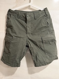 Uniqlo 綠色工裝短褲