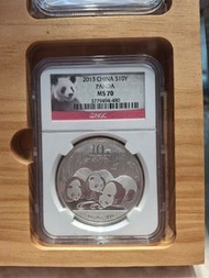 2013 中國熊貓銀幣 MS70，首次鑄造三隻熊貓的年份，NGC評級幣滿分