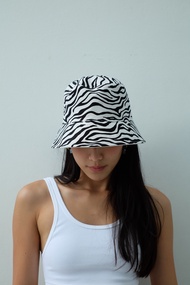 Reversible bucket hat in Zebra (หมวกบัคเก็ต)