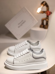 <unk>McQueen รองเท้าลําลองสีขาวสําหรับผู้ชายและผู้หญิง 2024 สไตล์ใหม่พร้อมพื้นรองเท้าหนาสบายรองเท้าส