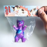 小夏や｜KONATSUYA 化猫怪獣 ネゴラ ミルキーウェイ 小夏屋 化貓怪獸 喵吉拉 銀河 Ver. 紫色透明 內上色塗裝 亮粉 星星 異瞳 設計師 軟膠玩具