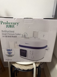 普樂氏（Proluxury）多功能智能高速煲（常見型號如 3.8公升的 PPC007038）集快煮、燉湯、燜肉與煎炒於一身。它內建多種自動烹調功能，支援一鍵排壓、多重安全保護及 24 小時預約，是省時