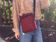 【好輕好好背】防潑水酒紅 側背包 / YKK拉鍊 側小包 斜背包