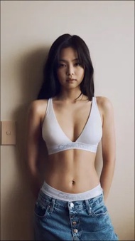 Jennie Calvin Klein 2024春  bra top Crop Top