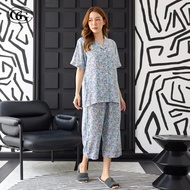 G&G ชุดนอน เสื้อแขนสั้นคอปก กางเกงขาสี่ส่วน ผ้าเรย่อน ลายดอกไม้ EN3R009 สีฟ้า (BU)