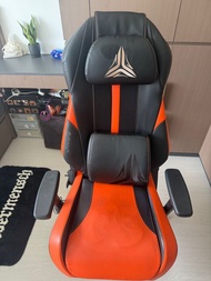 OSIM UThrone 橙黑色 電競按摩椅