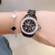 店家Chanel法國香奈兒 J12系列 小公仔時尚造型 防水石英錶 水晶石英鑽錶 經典錶款 宴會必備華麗飾品錶高
