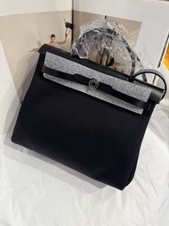 門市交收～Hermes Herbag 31 黑色琺瑯扣帆布 B stamp